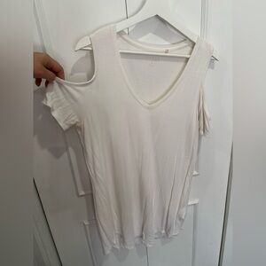 Guess Cold Shoulder Tee 🤍